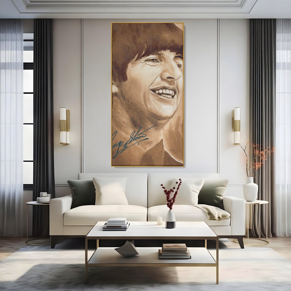 Tablou canvas cu tablou canvas portret ringo starr, in rama de aluminiu auriu, pe perete intr-un living